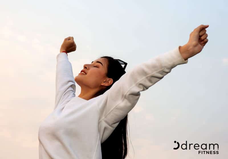 mulher se alongando e ceu ao fundo