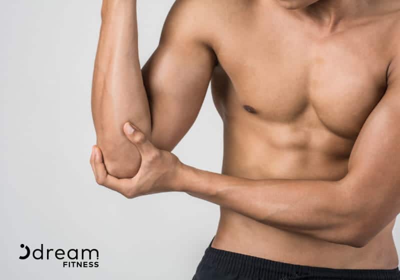 foto de tronco masculino e fundo cinza