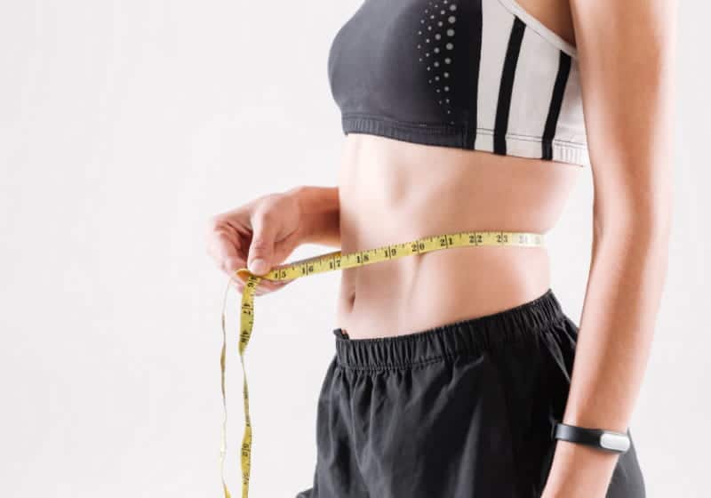 mulher medindo circunferencia da barriga