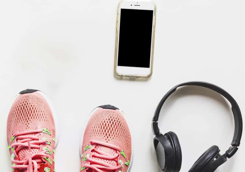 tenis, fone de ouvido e celular para correr