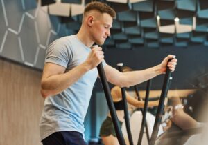 vista lateral de um homem usando um simulador de caminhada