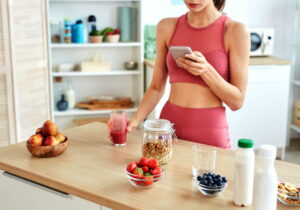 foto de pessoa preparando sua refeiçao antes do treino