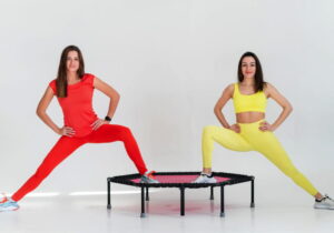 duas jovens mulheres fitness com o pé em cima do trampolim