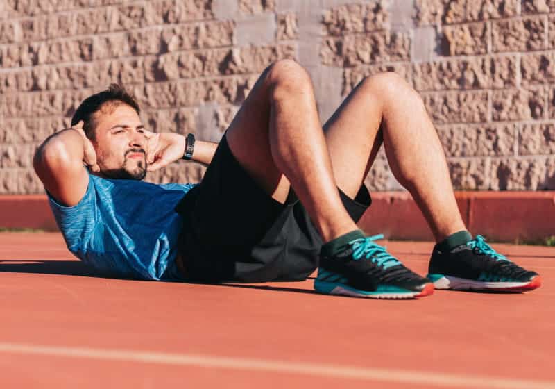 Veja o passo a passo de como fazer abdominal corretamente