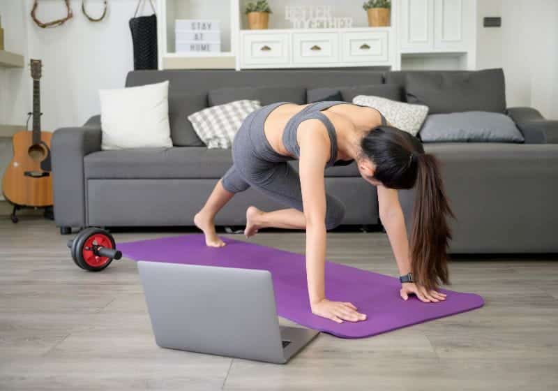 Mulher treinando sozinha em casa