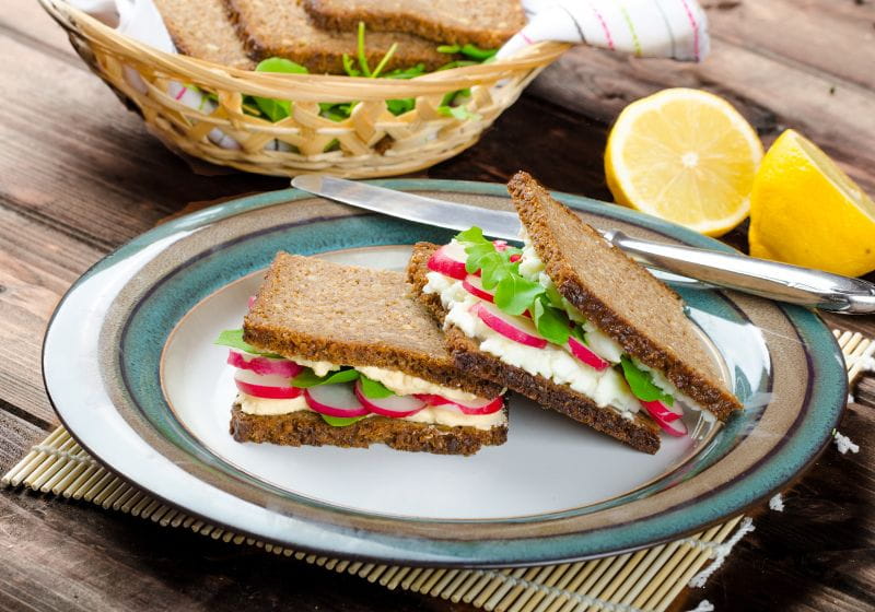 sanduiches saudável em cima de um mesa com limão e uma faca prata ao lado 