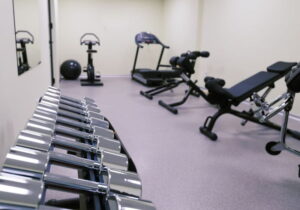 pequena academia em um quarto em casa