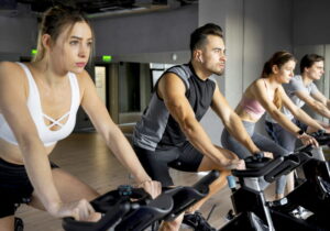 pessoas fazendo exercício na bicicleta ergométrica