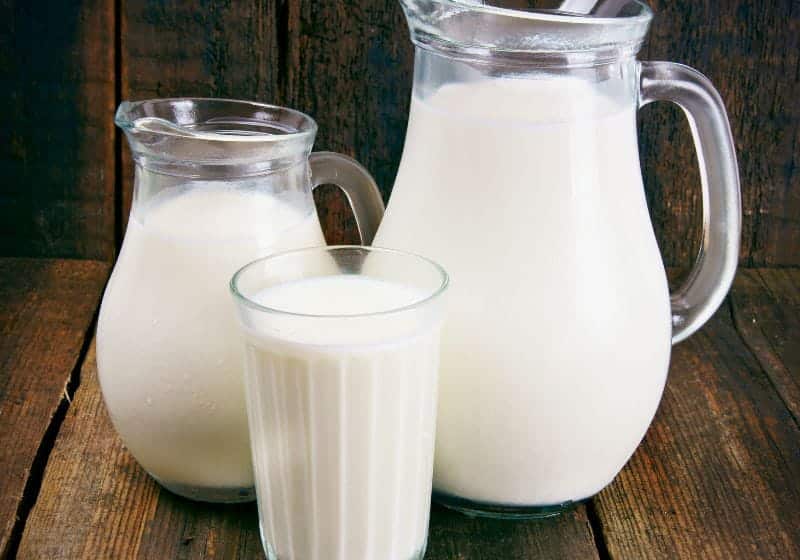 jarra e copo com leite