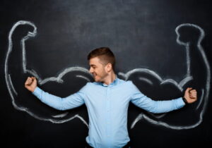 foto de homem com braços músculos falsos desenhado na lousa