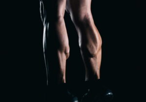 panturrilha de um homem em um fundo preto