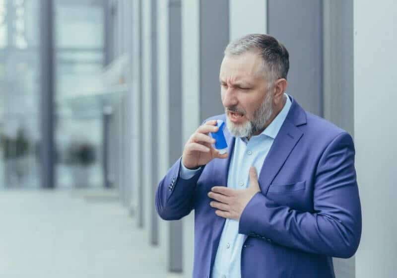 homem com uma bomba de respirar melhor na mão 