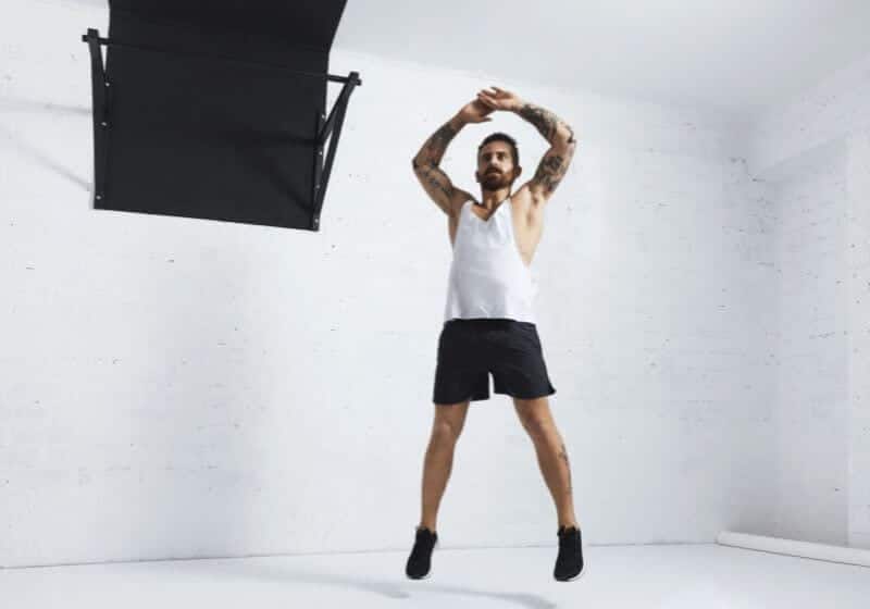 homem fazendo Polichinelo em um fundo branco