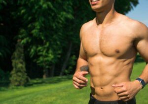 homem sem camisa em um fundo com arvore