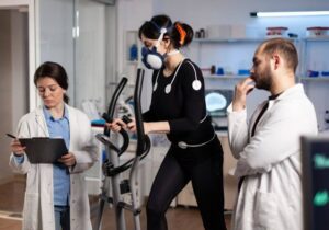 mulher fazendo ergometria