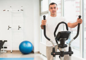 homem fazendo exercício no aparelho elíptico