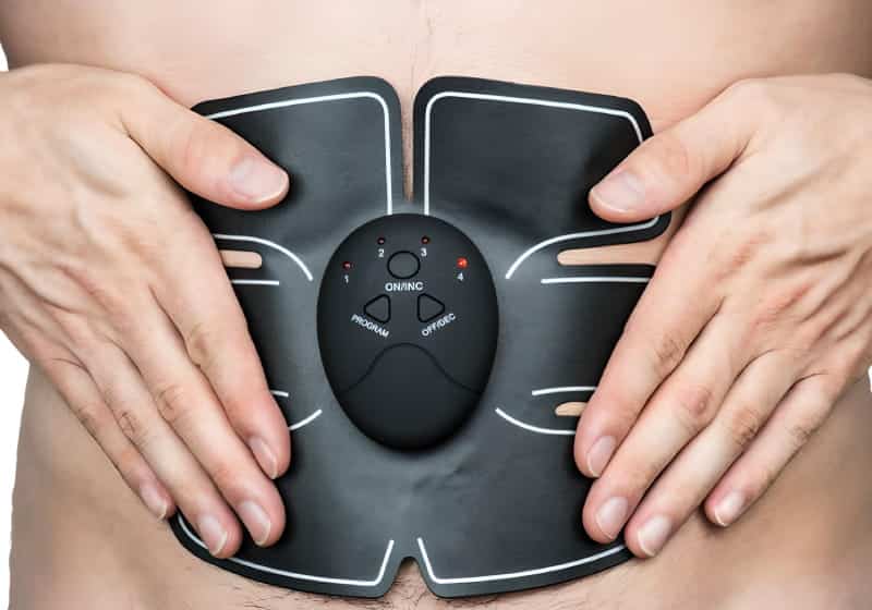 homem com segurado tonificador muscular na barriga 