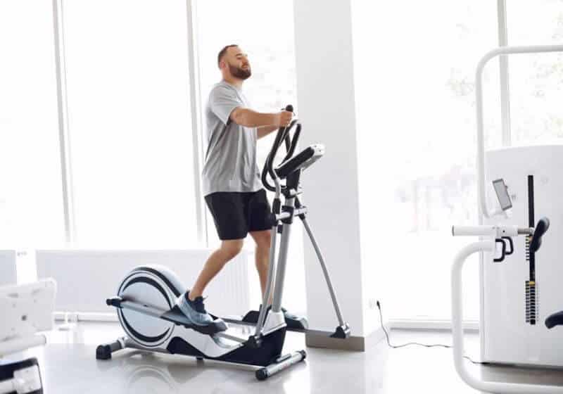 fazendo Elíptico homem fazendo Elíptico