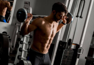 homem levantando peso em uma academia