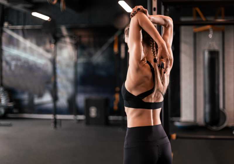 Mulher em pé se alongando