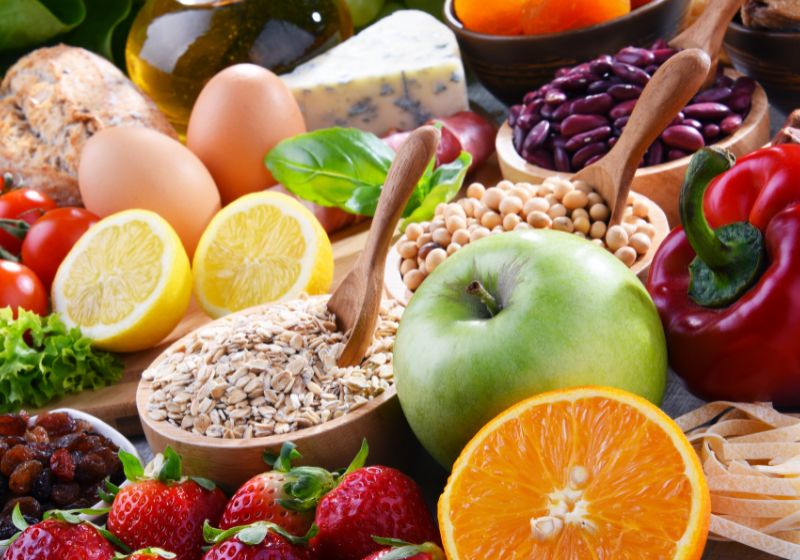 02e6fa30d8e920999901b76513429017_31 Imagem com fruas e leguminosas que garantem uma refeição saudável