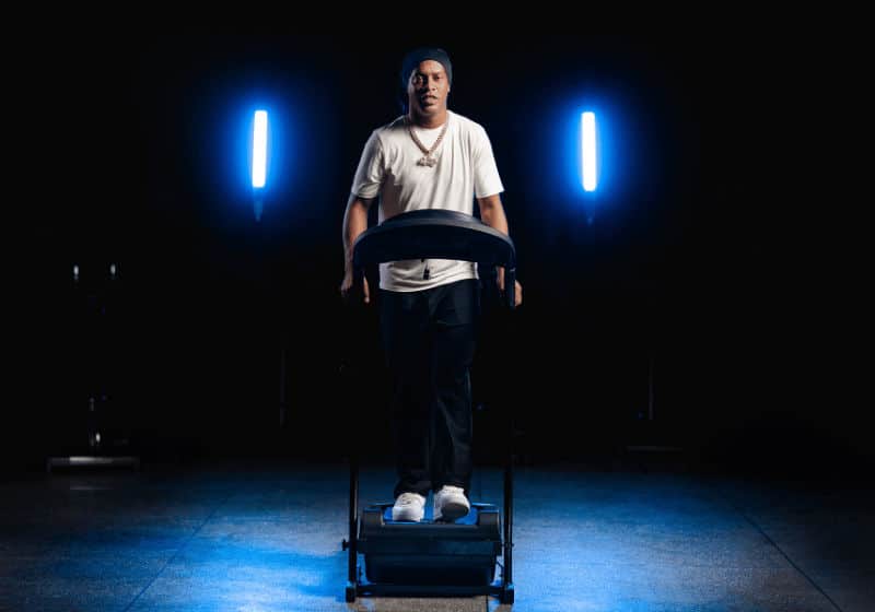 Ronaldinho Gaucho andando na esteira da sua linha