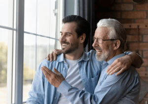 Pai e filho conversando sobre os presentes dos dias dos pais