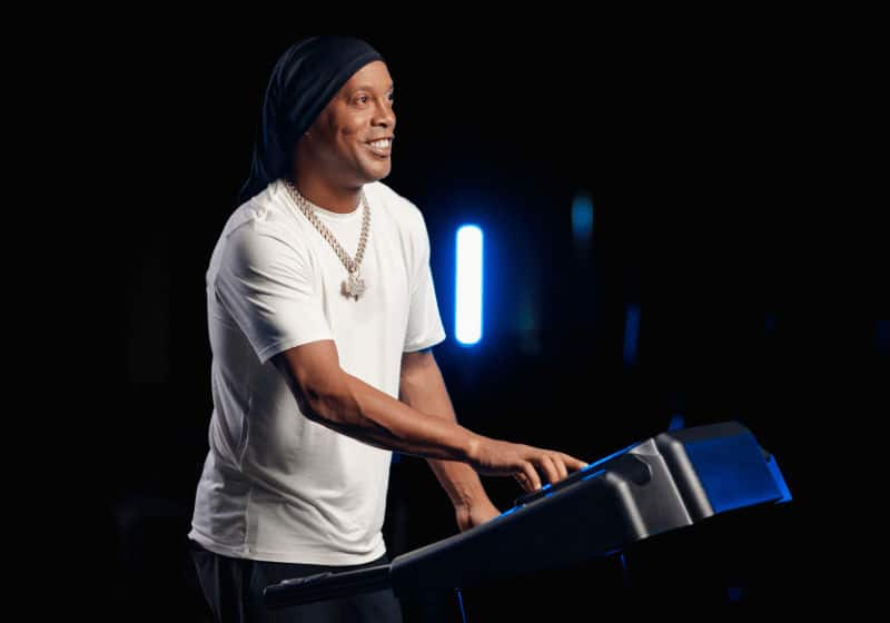 Ronaldinho Gaúcho mexendo na esteira