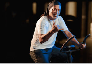 Ronaldinho Gaúcho pedalando