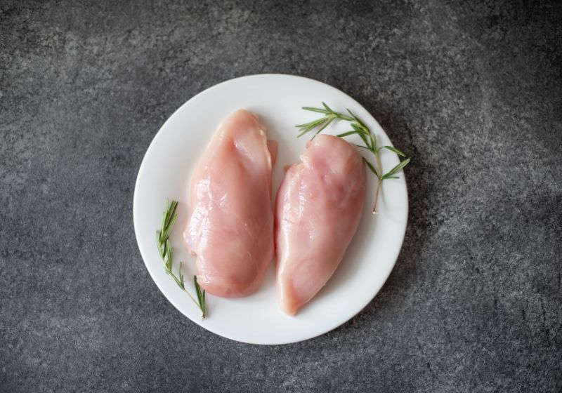 Dois pedaços de peito de Frango em um prato