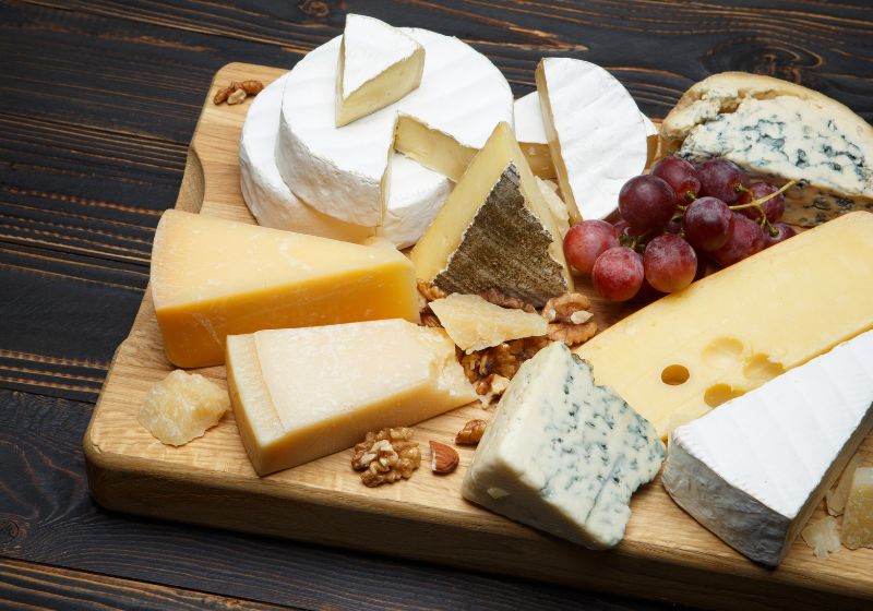 Tábua com diferentes tipos de queijo