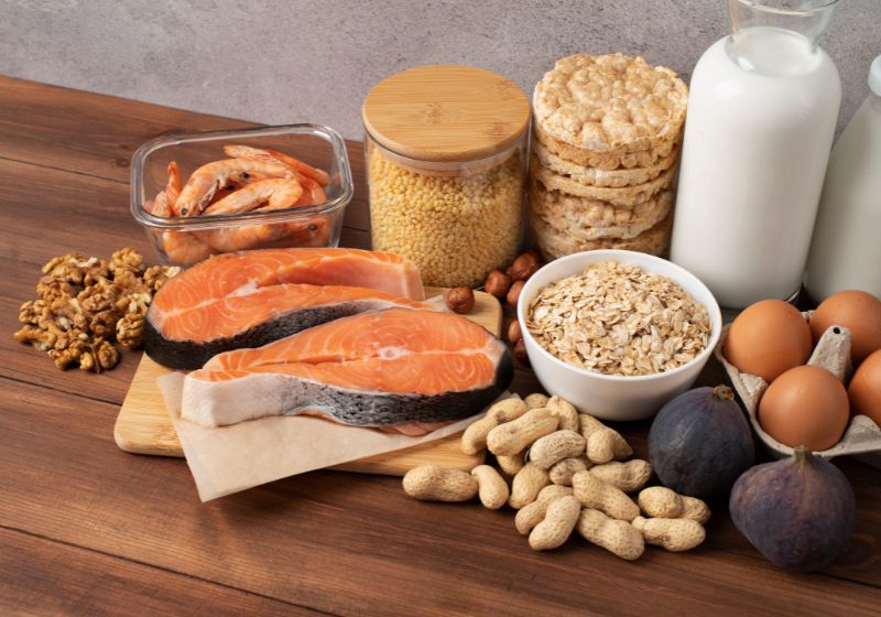 61d4b2d513bc99b66d43697fab539e9a_15 Alimentos proteicos com carnes magras, peixe, frango, ovos, feijão, quinoa, lentilha, leite e seus derivados