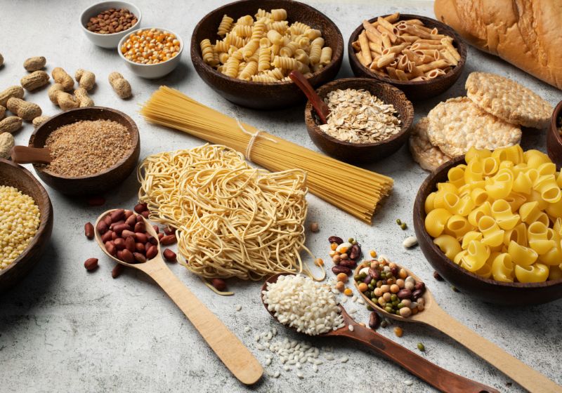 694e6dc7733f5d3b7c0ba2d307e744a8_16 Imagem com vários tipos de carboidratos como macarrão, massas e feijão