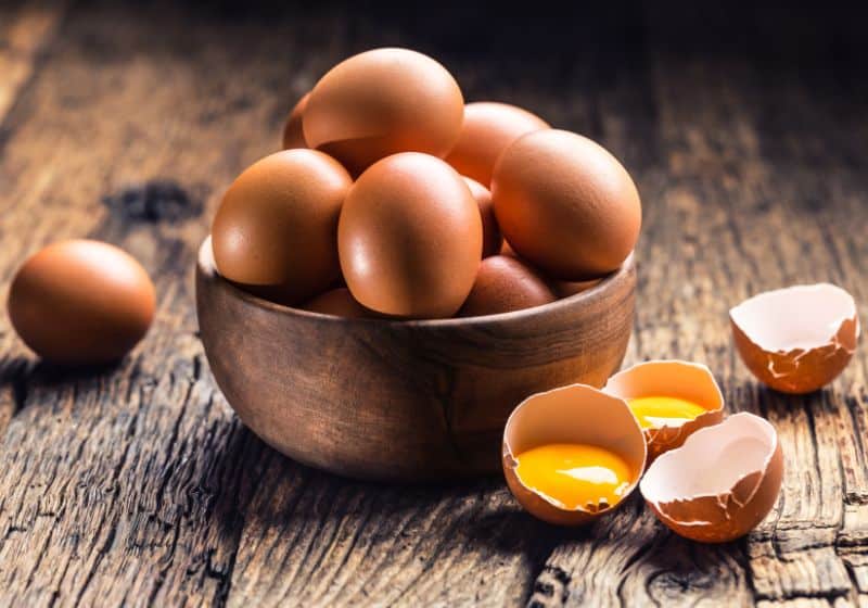 Pote com ovos dentro e com ovos quebrados