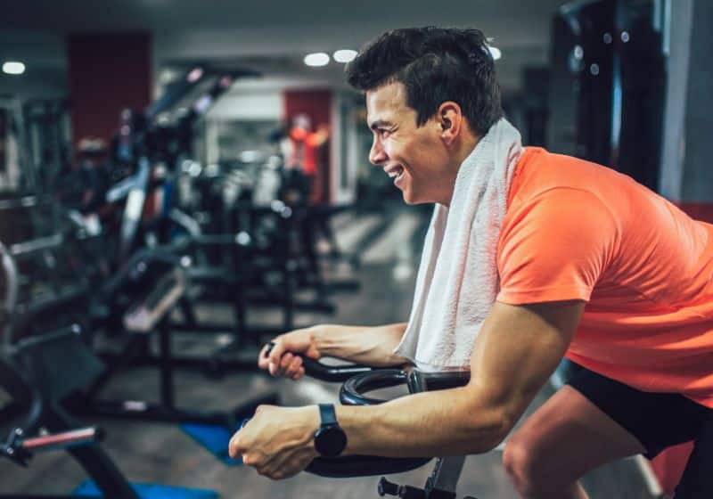 b2f36444076215a95d3ca5953483a1f6_25_ Homem praticando exercício na bicicleta ergométrica