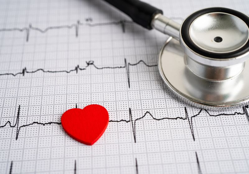 c01f5481cec2823516e23acd08df30b6_10 Imagem de um ecocardiograma e estetoscópio