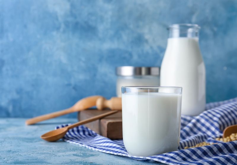 Uma mesa com uma garrafa de leite e um copo de leite