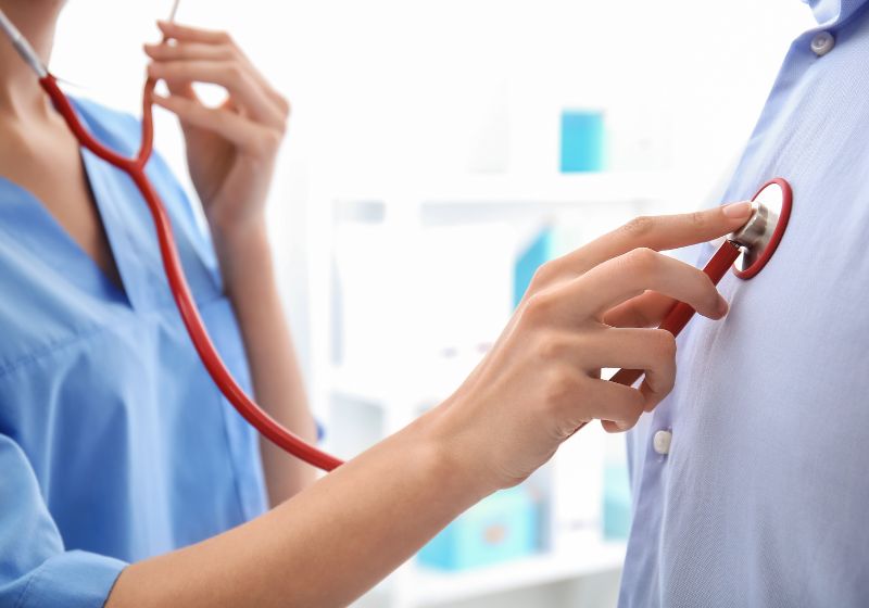 f87f8c5628fa7ad4b1c29dd7675eaaa9_29 Homem no médico verificando se pode realizar atividade de cardio