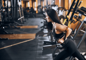 Mulher fazendo atividade física para garantir o shape ideal