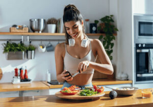 Mulher preparando sua comida para bulking limpo