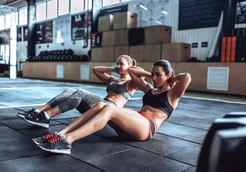 10 Mulheres fazendo abdominal