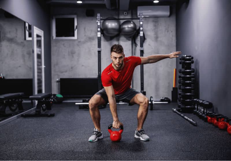 5 exercícios com kettlebell para perder peso