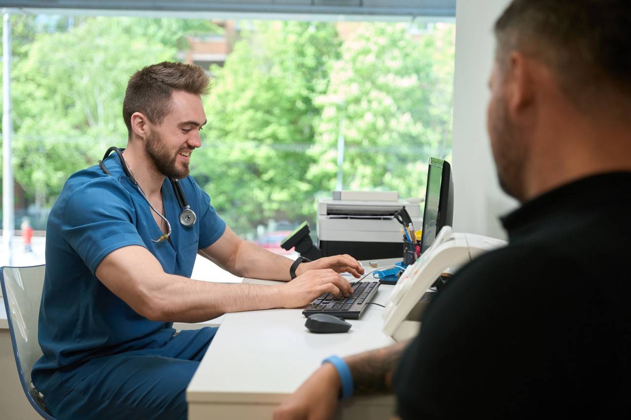 médico conversando com o seu paciente em relação ao valor do TMB