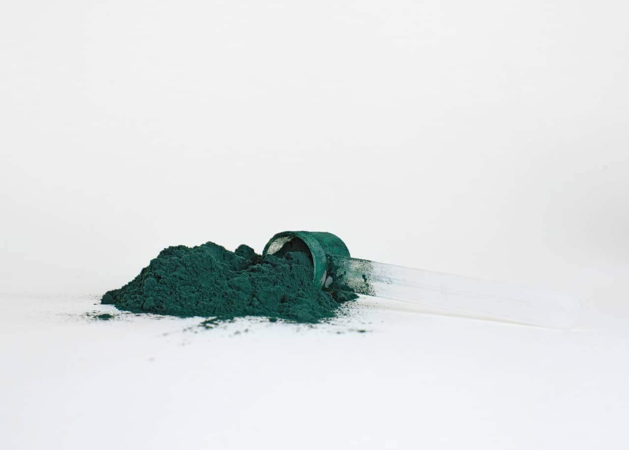 supliful-supplements-on-demand-VQncxTdg1V0-unsplash Frasco com spirulina