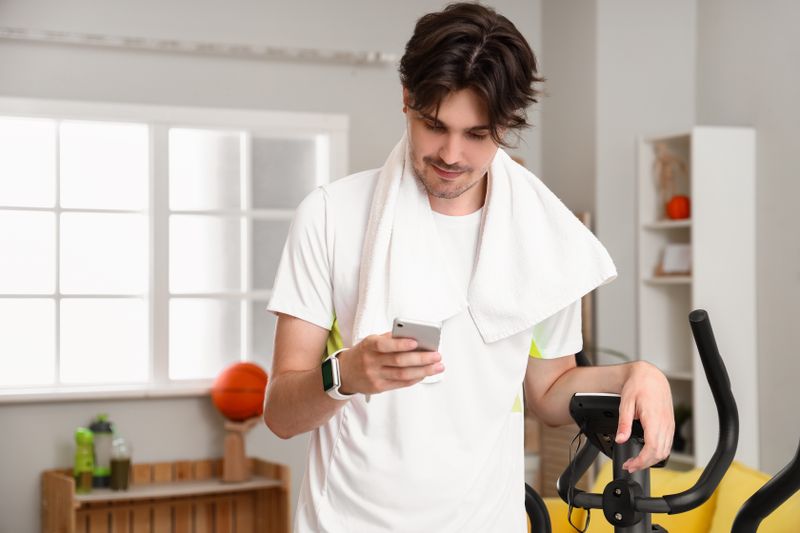 Homem conferindo os resultados após o treino