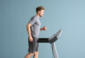 pessoa caminhando em esteira