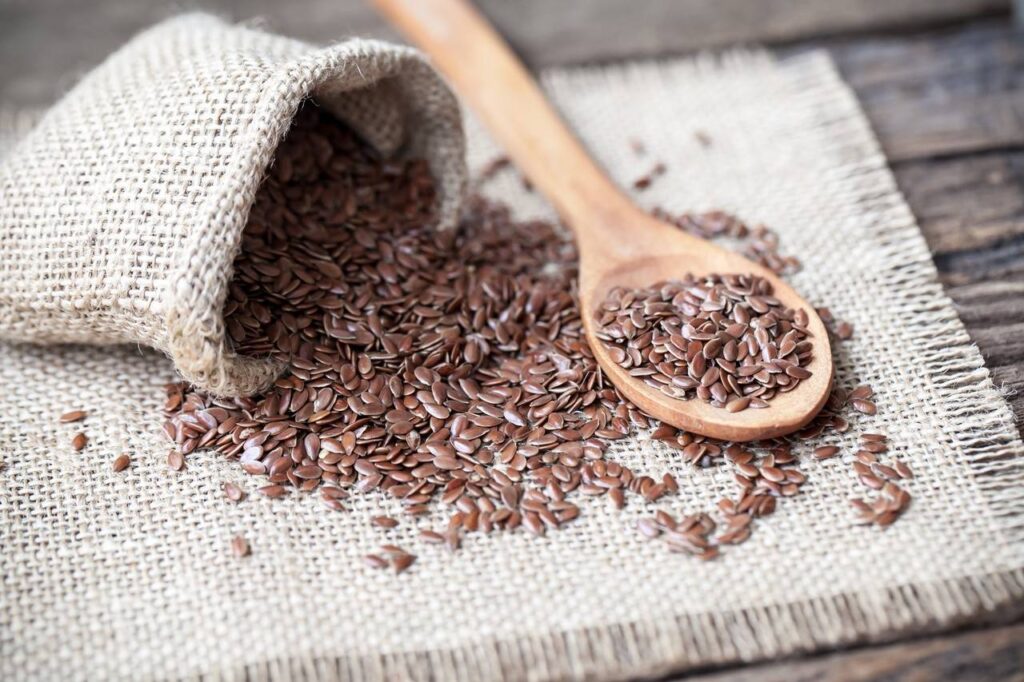 Saco com semente de linha marrom em cima de mesa