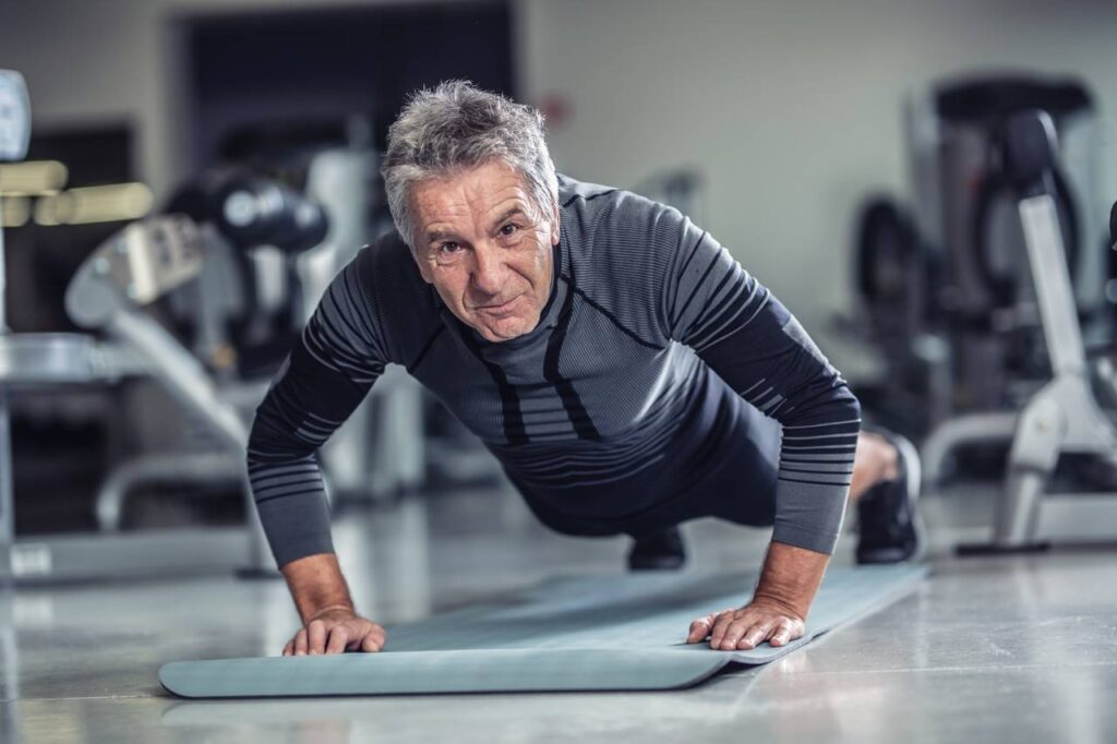 Idoso praticando exercício de flexão