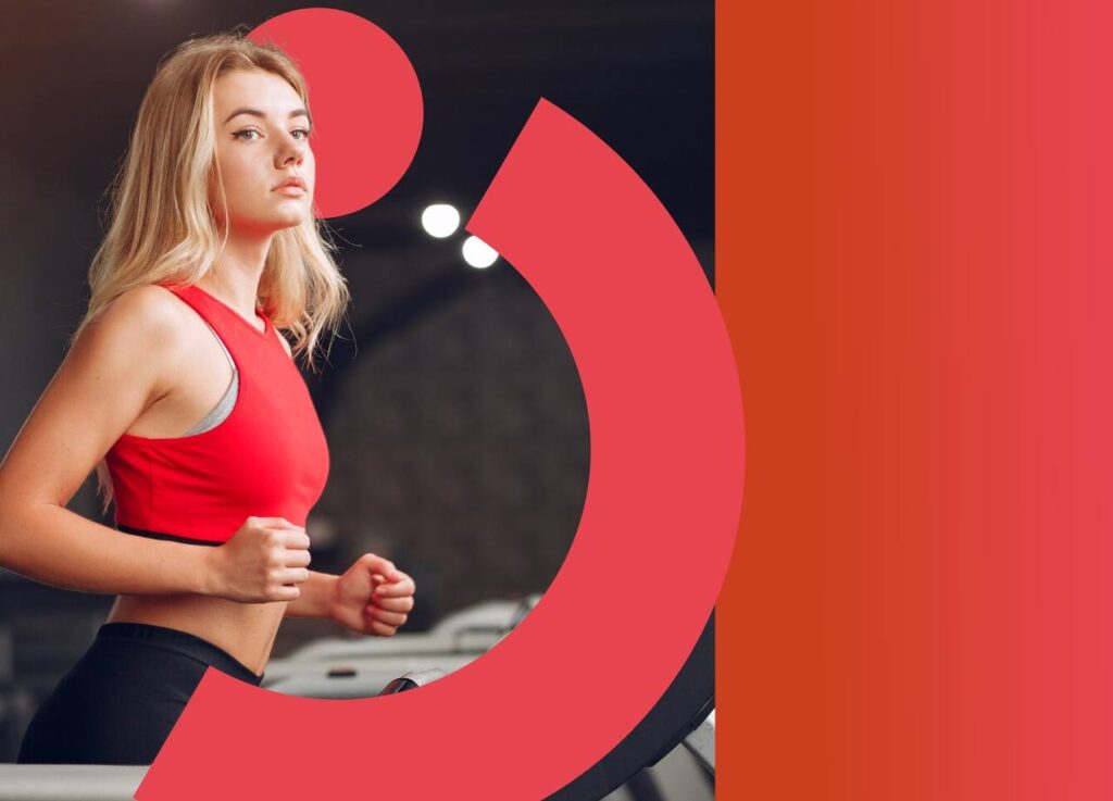 Mulher caminhando em esteira com blusa vermelha