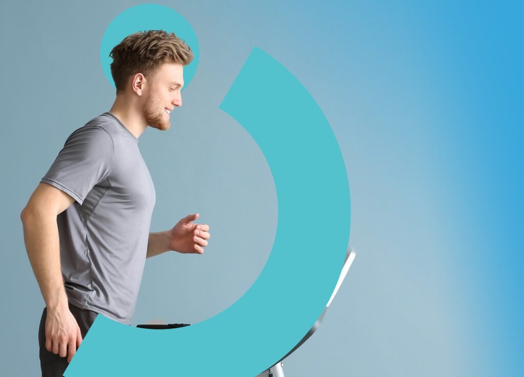 Homem em esteira praticando caminhada, um exercício de baixo impacto